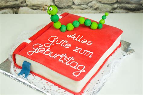 Bücherwurm auf Buchtorte