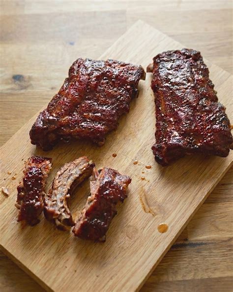 BBQ-Spareribs mit glänzender Glasur auf dem Grill