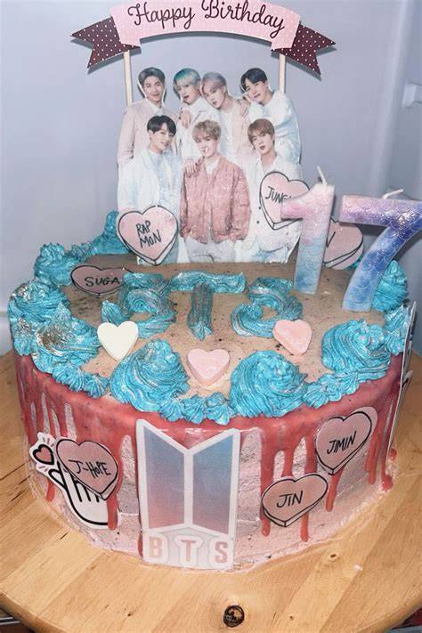 BTS Torte mit Bandmitgliedern, dekoriert mit essbarem Foto