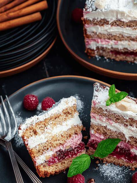 BVB Torte mit Beerenfüllung und Mascarponecreme