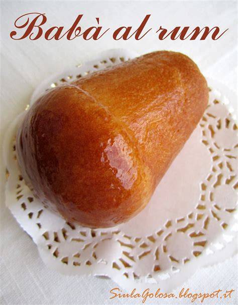 Babà al Rum auf einem Teller, triefend vor Läuterzucker