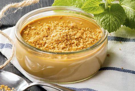 Baba de Camelo serviert in Dessertgläsern