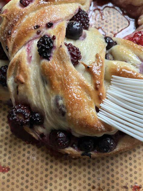 Babka mit Zuckersirup bestreichen