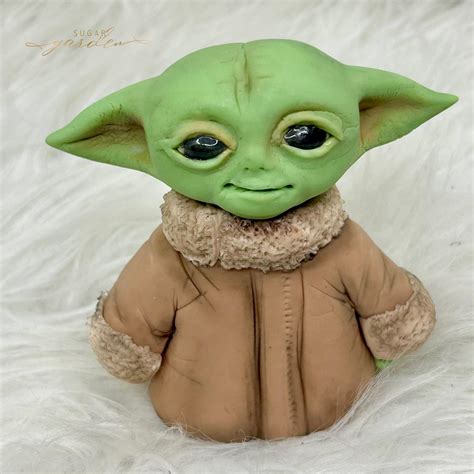 Baby Yoda auf Torte - grüner Fondant und brauner Mantel