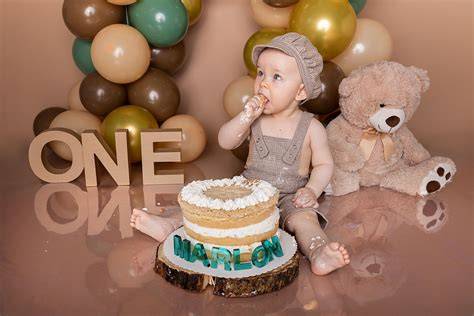 Baby beim Cake Smash mit Torte