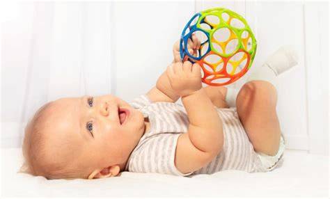 Baby greift nach Gegenstand - Illustration Auge-Hand-Koordination