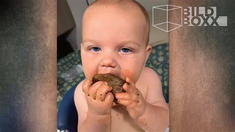 Baby isst Bananenwaffel selbstständig