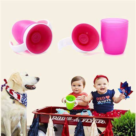 Baby mit Tasse Wasser statt Tee-Flasche