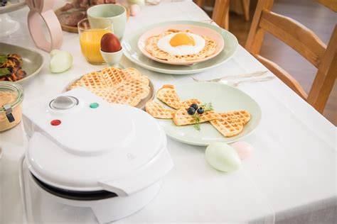 Baby mit Waffel-Sticks auf dem Tisch