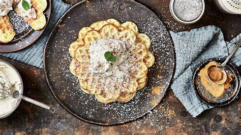 Baby-led-weaning: Herzwaffeln aus Buttermilch-Bananenteig in Kinderhand