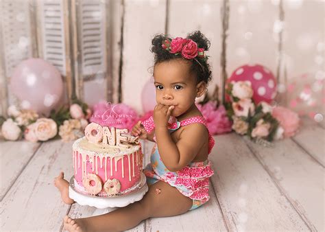 Babybauch-Torte rosa fertig dekoriert auf Babyparty