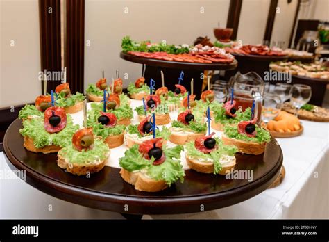 Babybody-Torte als Blickfang auf dem Buffet