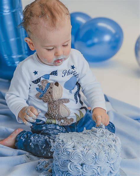 Babys beim Naschen ihrer ersten zuckerfreien Geburtstagstorte