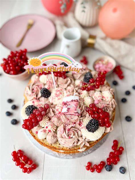 Babytorte ohne Zucker mit Bananen und Beeren