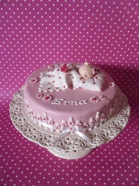 Babytorte zur Geburt mit Dekorationen