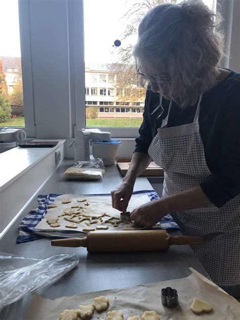 Backaktion der Landfrauen in einer Schulküche