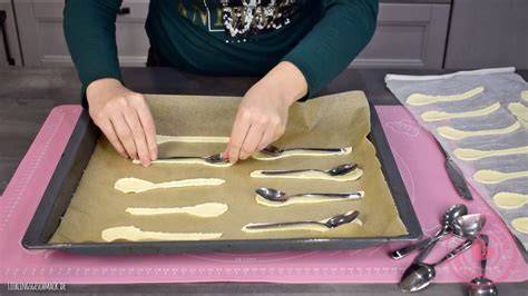 Backanleitung: essbare Löffel aus Kuchenteig vor und nach dem Backen