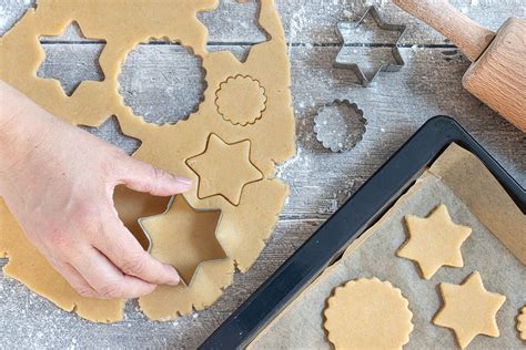 Backanleitung für Nussplätzchen: Formen ausstechen, auf Blech legen, backen
