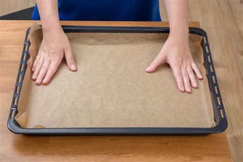 Backblech mit Backpapier und Zutaten