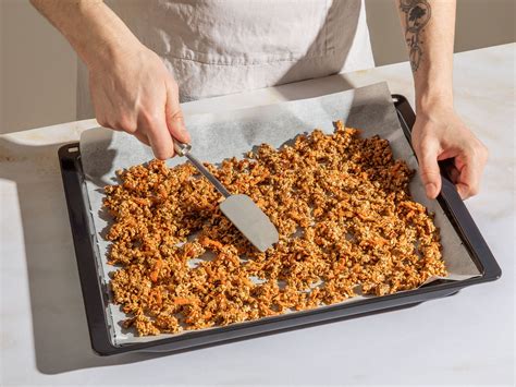 Backblech mit Granola vor dem Backen
