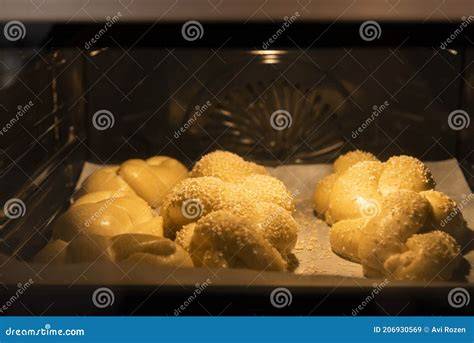 Backblech mit Husarenkrapfen im Ofen