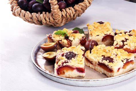 Backblech mit Kirsch-Rührteig und goldbraunen Butterstreuseln