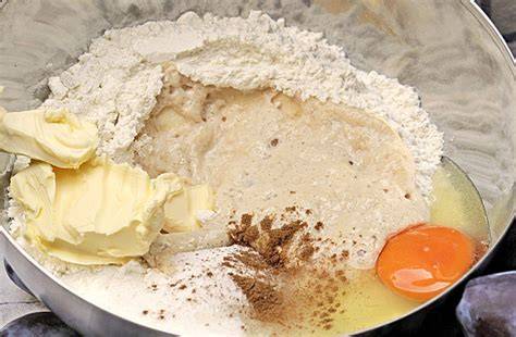 Backblech mit Kuchenteig und Zutaten