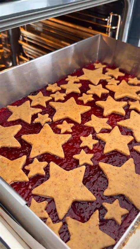 Backblech mit Lebkuchenstreuseln und Zimtsternen
