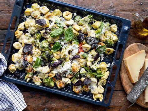 Backblech mit Low-Carb-Granola in der Form einer Platte