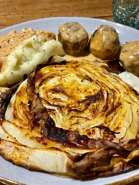 Backblech mit Walnuss-Honig-Plätzchen frisch aus dem Ofen
