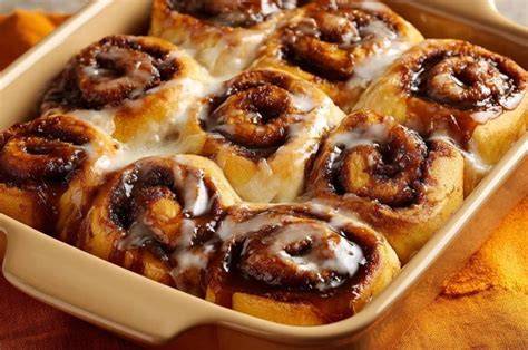 Backblech mit Zimtschnecken im Ofen