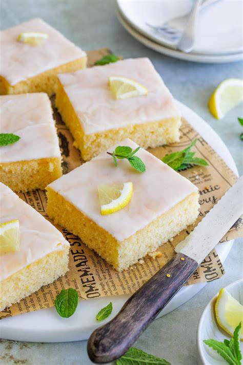 Backblech mit Zitronenkuchen und Kirschen, frisch aus dem Ofen