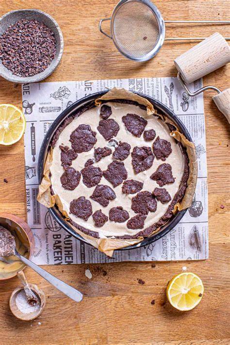 Backblech mit Zupfkuchen vor dem Backen