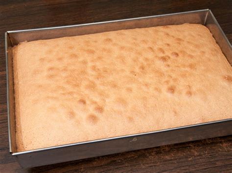 Backblech mit abgekühltem Rührteigboden