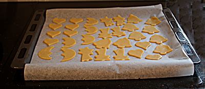 Backblech mit ausgestochenen Plätzchen vor dem Ofen