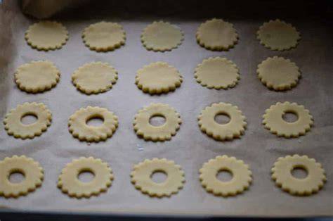 Backblech mit ausgestochenen Spitzbuben vor dem Backen