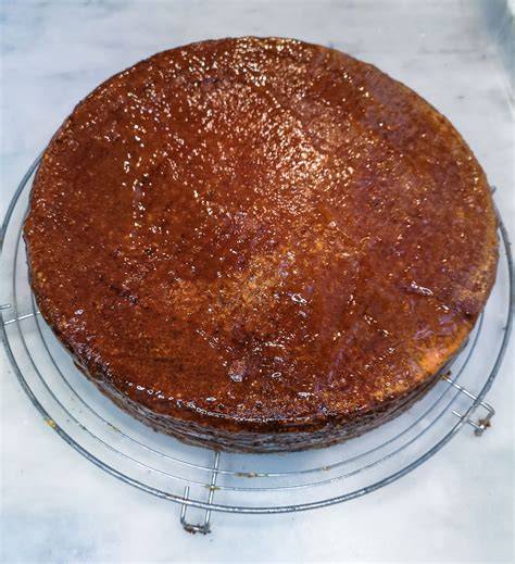 Backblech mit fertig gebackenem Hefeteig-Pudding-Kuchen, vor dem Glasieren
