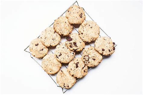 Backblech mit frisch gebackenen Cannabis-Keksen