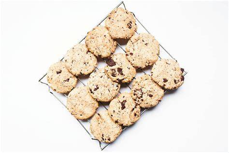 Backblech mit frisch gebackenen Hafer-Kakao-Keksen