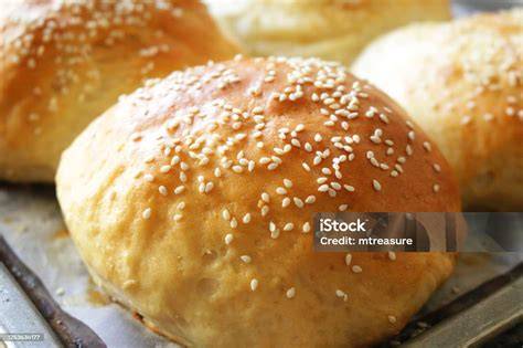 Backblech mit frisch gebackenen Hildabrötchen