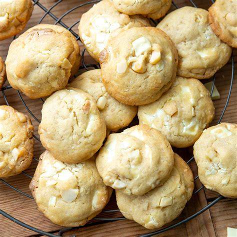 Backblech mit frisch gebackenen Macadamia Schoko Cookies