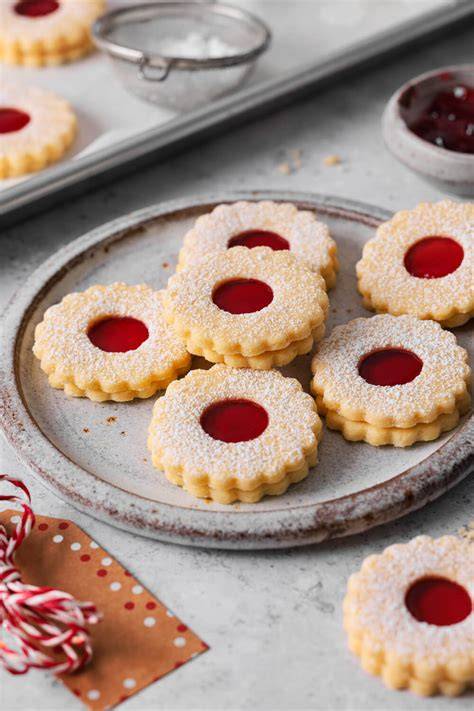 Backblech mit frisch gebackenen Marmeladenplätzchen