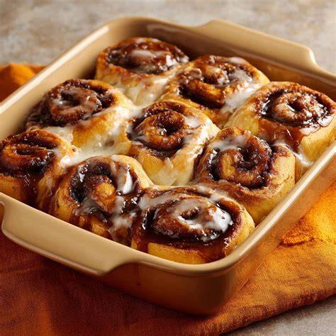 Backblech mit frisch gebackenen Mohn-Marzipan-Schnecken und Zuckerguss