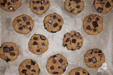 Backblech mit gebackenen Cookies, abkühlend auf einem Gitter
