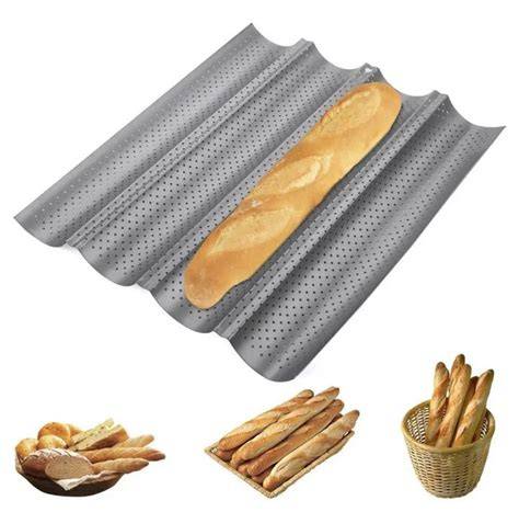 Backblech mit geformten Schoko-Kugeln und Mulden