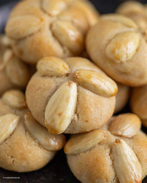 Backblech mit geformten und verzierten Bethmännchen vor dem Backen
