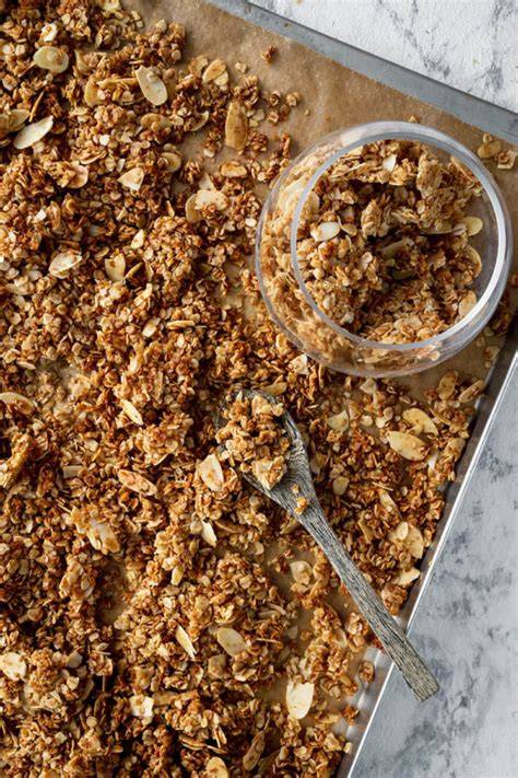 Backblech mit goldbraunem zuckerfreiem Granola