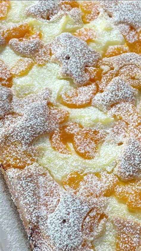 Backblech mit vorbereiteten Zutaten und Aprikosen