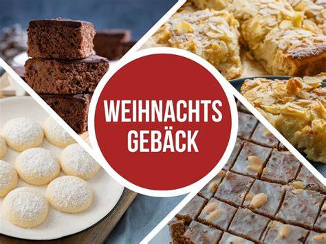 Backbleche mit verschiedenem Weihnachtsgebäck im Ofen