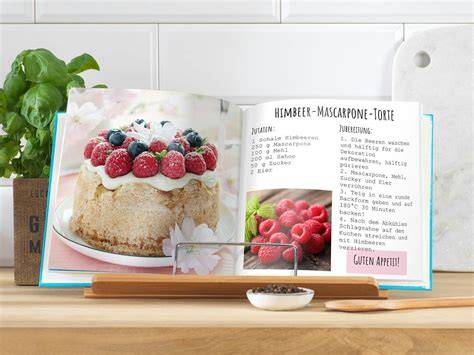 Backbuch mit Keksrezepten, offene Seite mit verschiedenen Gebäckfotos
